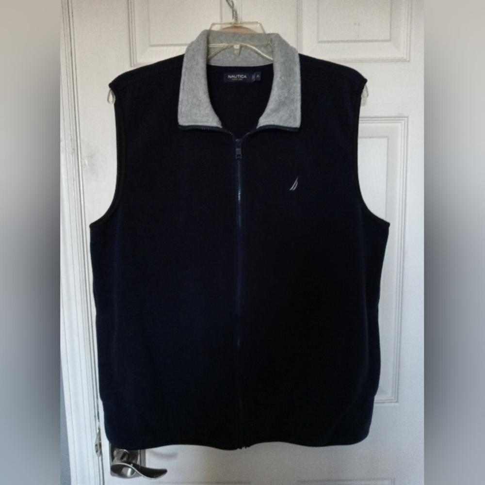 MENS SLEEVELESS NAUTICA JACKET XTRA LARGE.